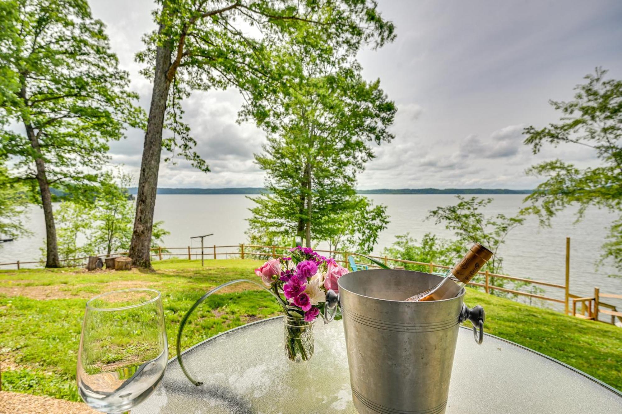 Fox Berry Hill - Lakefront With Dock, Launch & Hot Tub Waverly ภายนอก รูปภาพ