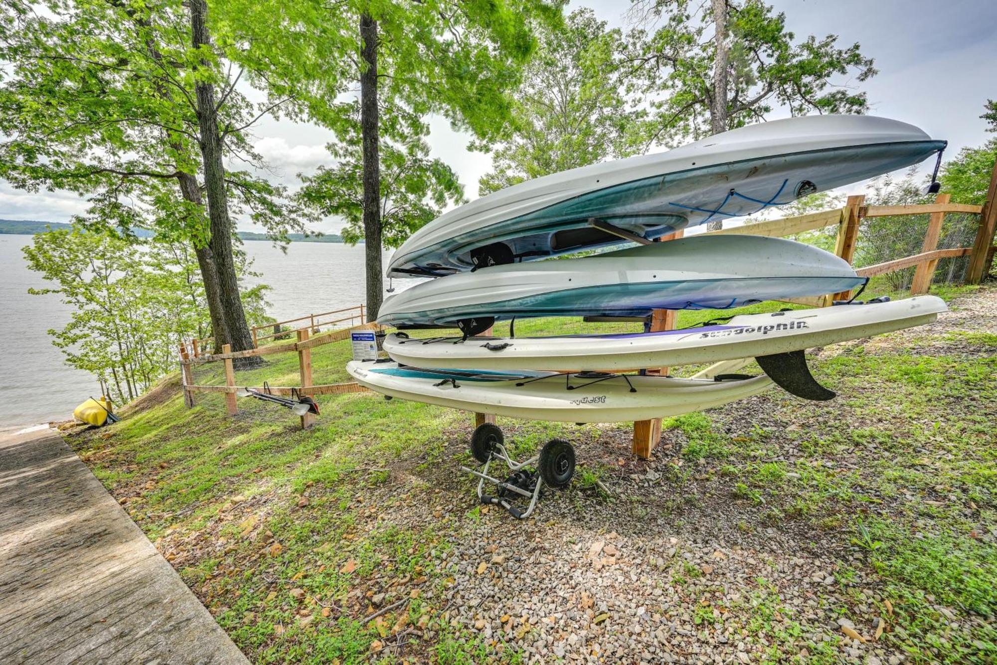 Fox Berry Hill - Lakefront With Dock, Launch & Hot Tub Waverly ภายนอก รูปภาพ