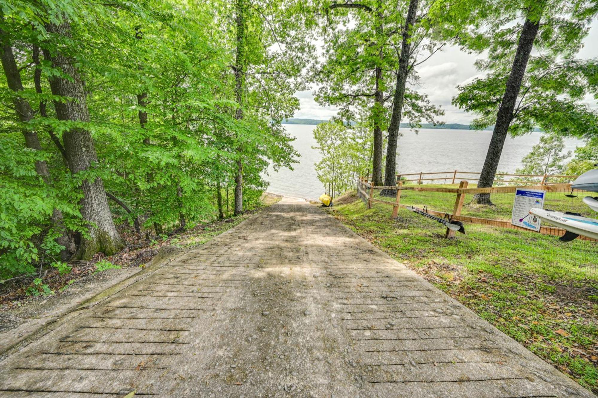 Fox Berry Hill - Lakefront With Dock, Launch & Hot Tub Waverly ภายนอก รูปภาพ