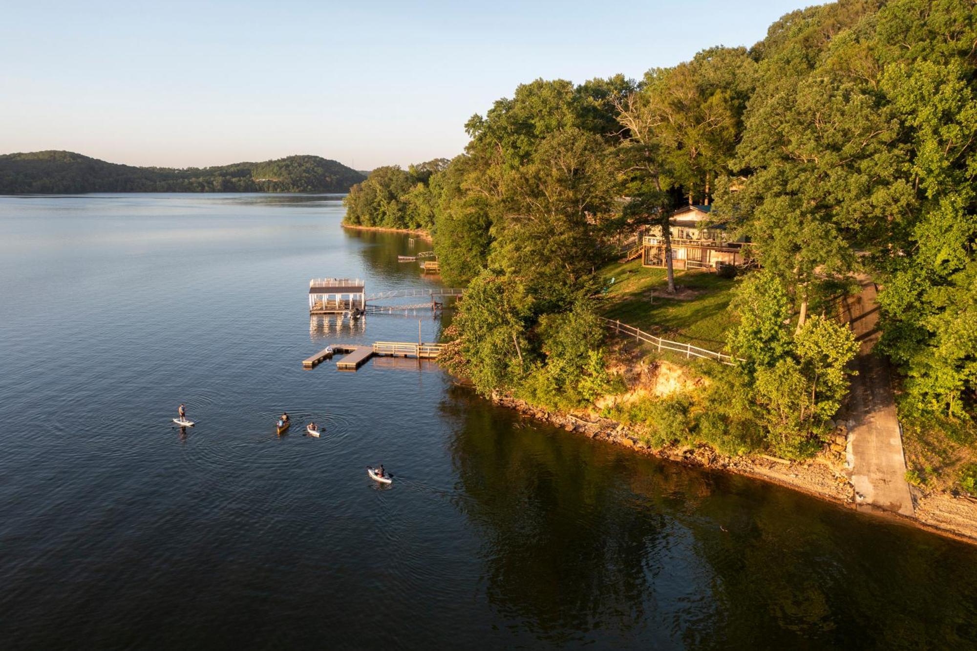 Fox Berry Hill - Lakefront With Dock, Launch & Hot Tub Waverly ภายนอก รูปภาพ