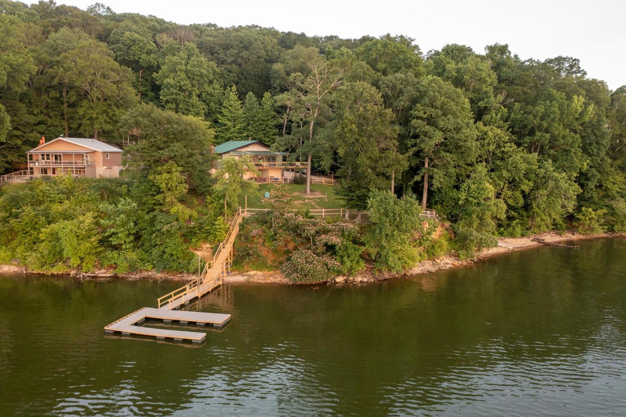 Fox Berry Hill - Lakefront With Dock, Launch & Hot Tub Waverly ภายนอก รูปภาพ