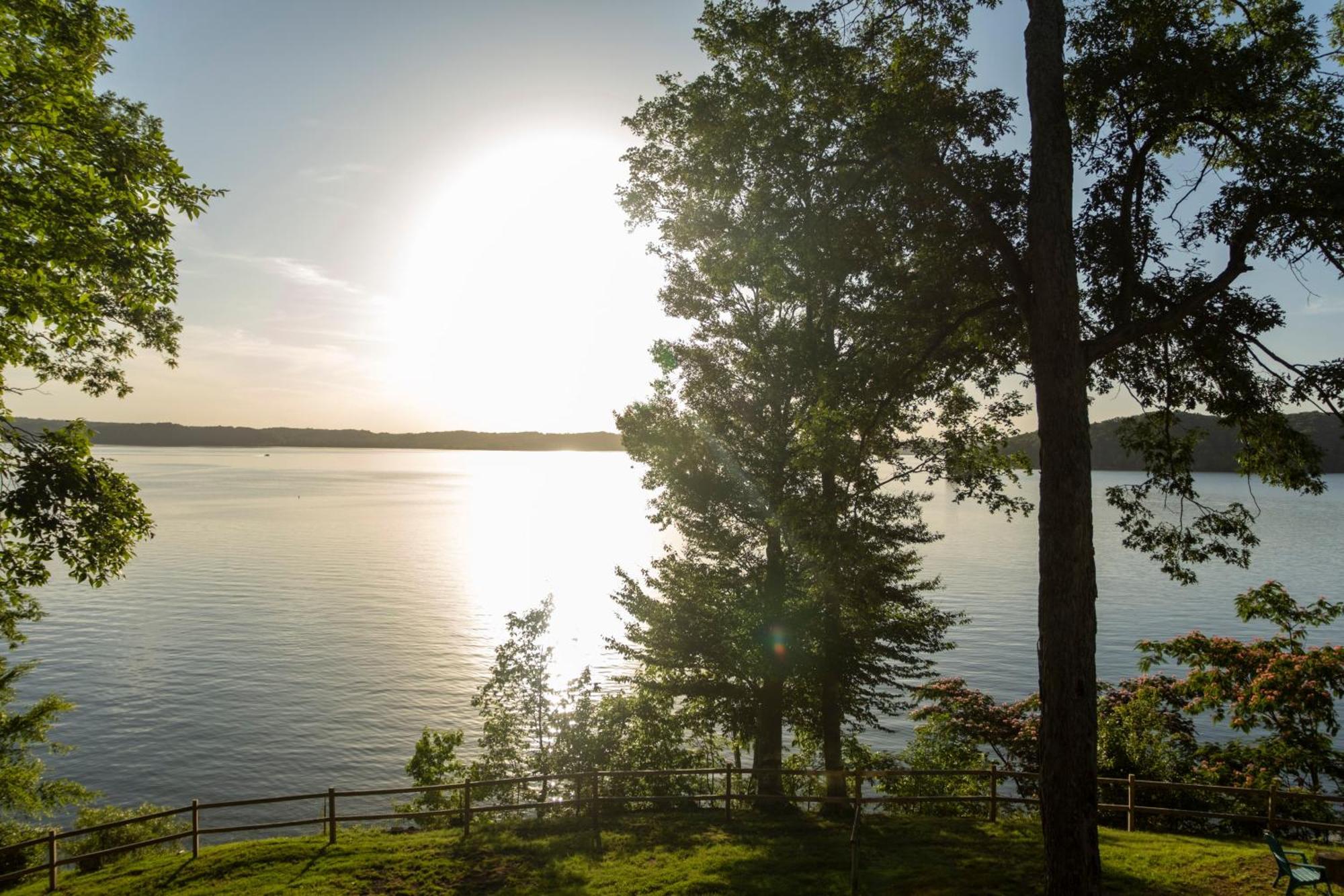 Fox Berry Hill - Lakefront With Dock, Launch & Hot Tub Waverly ภายนอก รูปภาพ