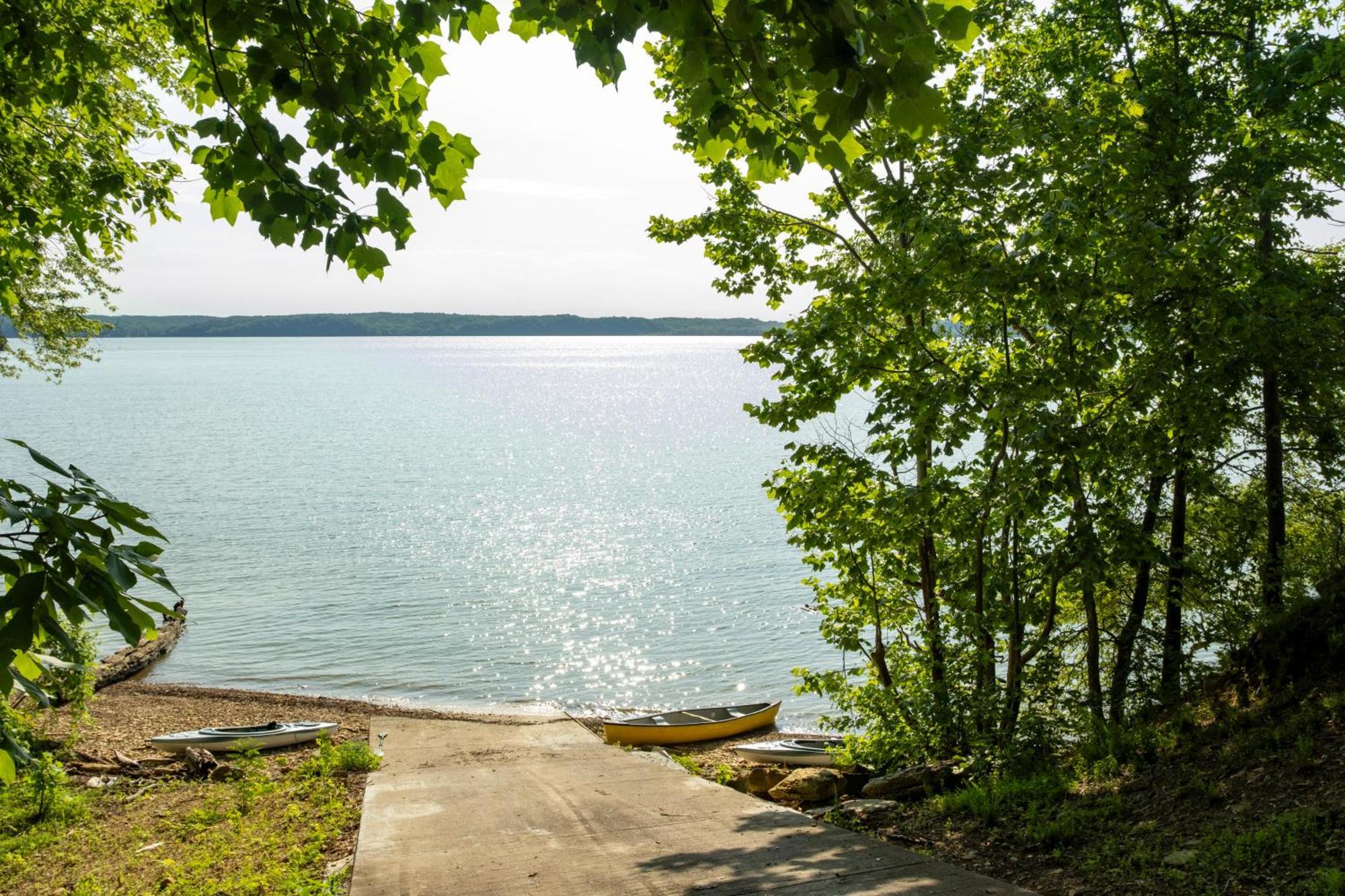 Fox Berry Hill - Lakefront With Dock, Launch & Hot Tub Waverly ภายนอก รูปภาพ