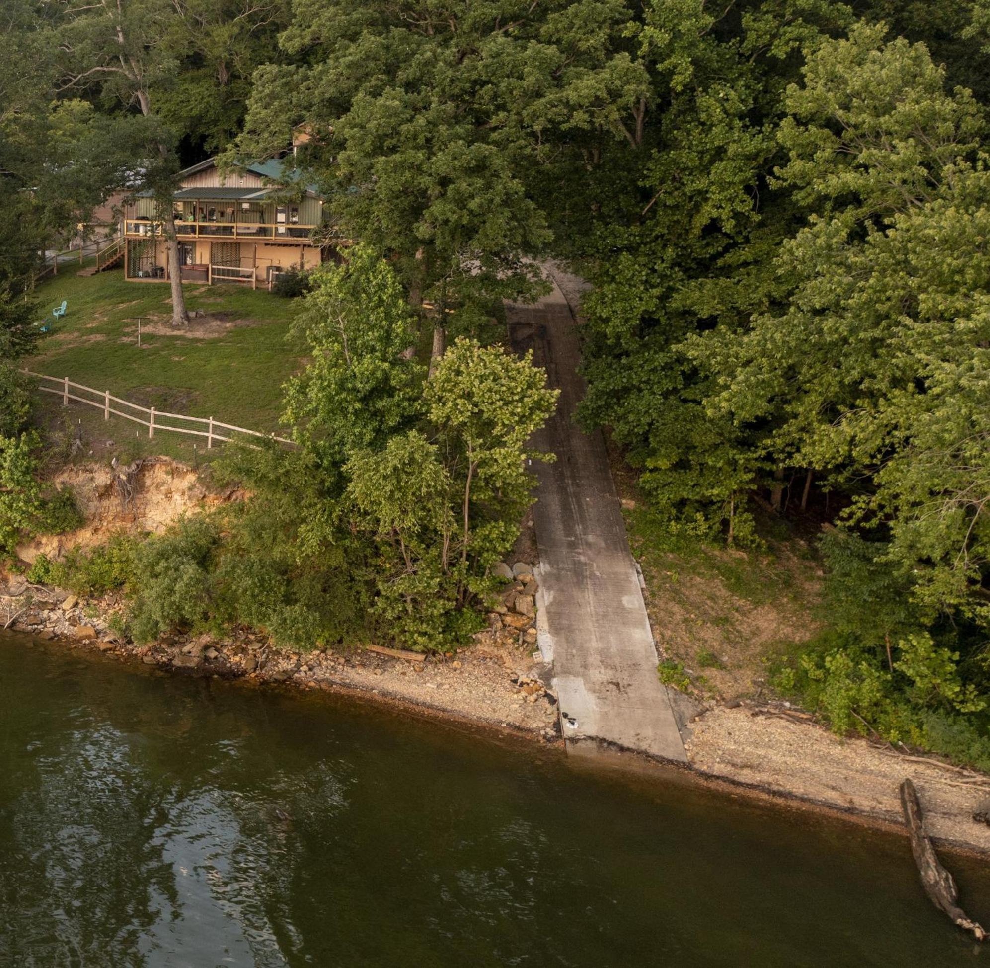 Fox Berry Hill - Lakefront With Dock, Launch & Hot Tub Waverly ภายนอก รูปภาพ